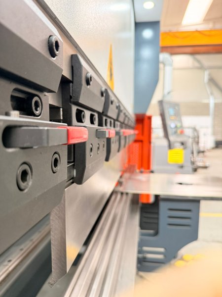 RAYMAX 1.RAYMAX ® NC Hydraulic Press Brake WF67Y-125T/3200 with Estun E21  2024